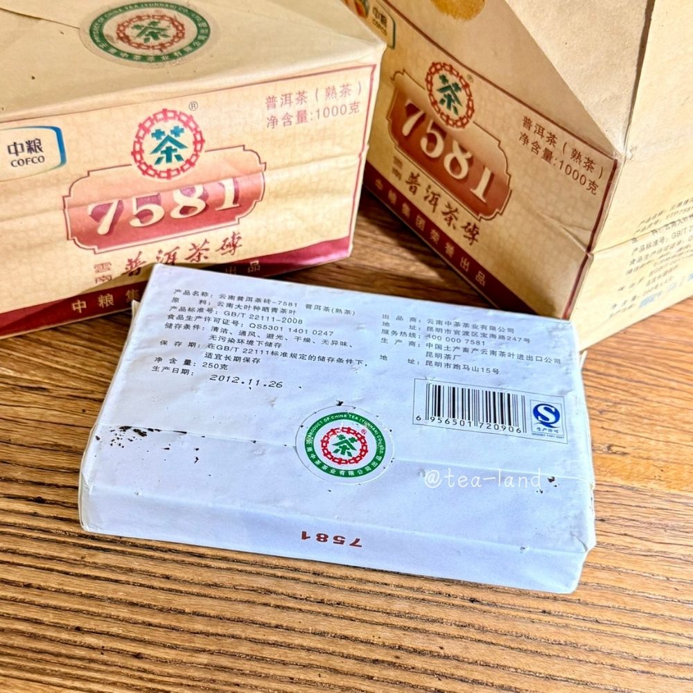 中粮COFCO7581中粮(茶)净含量1000克普洱茶磚产品名称普洱茶砖7581 普洱茶(熟茶)原料种青茶?产品2111-2008食品许可证号QS5301 1401 0247储存条件:清洁通风、避光、干燥、异味、污染环境下储存普洱茶(熟茶)净含量:1000克7581普洱茶磚出品出品: 茶茶业有限公司 址:官渡247号服务热线:4000007581生产:云南茶?进出口公司址:昆明市15号保存期:在GB/T 22111标准规定的储存条件下,适宜长期保存净含量:250克生产日期:201211.266956501720906生产@tea-land.产品标准号:GB/T 2