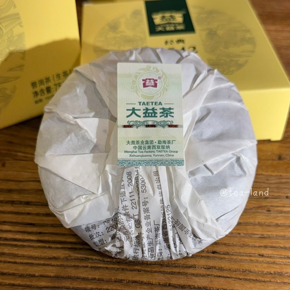 生茶净含量:75益TAETEA大益茶大益茶业集团茶厂中国云南西双版纳Menghai Tea Factory TAETEA GroupXishuangbanna, Yunnan, China条件下适宜食品生产企业备案号:5300执行标GB/T 221112008州唛号: 批次: 220类型:益经典@tea-land